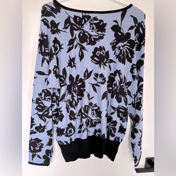 🩵 NWT Laura all over knit Floral print Soft Sweater in navy and medium blu… - Picture 1 of 9